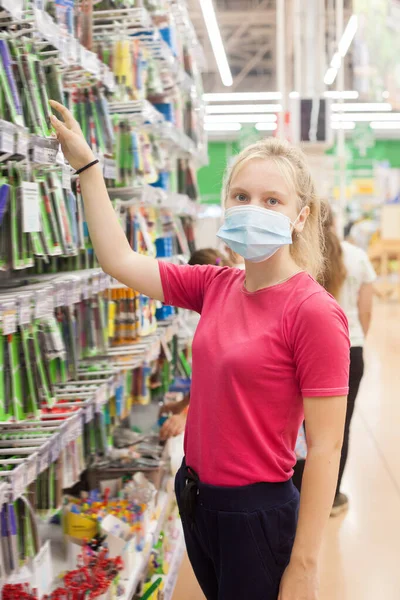 Estudiante Chica Supermercado Cerca Del Departamento Con Suministros Oficina Máscara — Foto de Stock