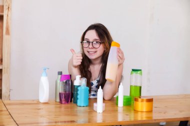 Güzel genç kız telefonunda kozmetik konulu video kaydediyor. 