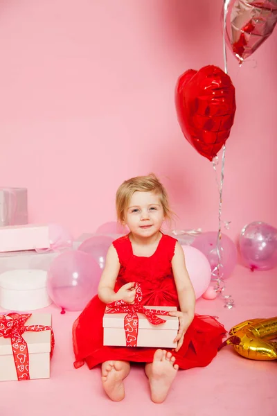 Girl Dress Sitting Presents Pink Background — Fotografia de Stock