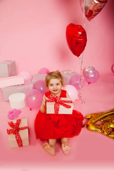 Girl Dress Sitting Presents Pink Background — Fotografia de Stock