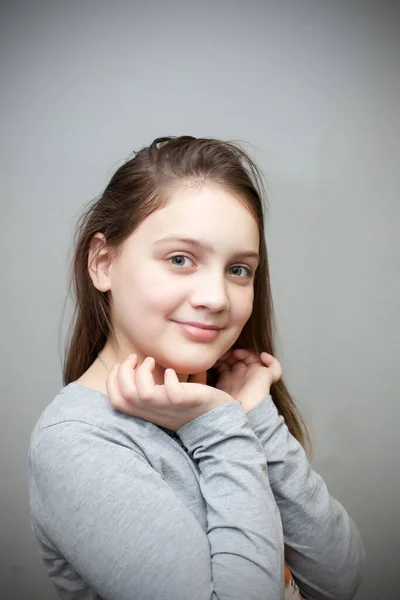 Leende Flicka Pre Tonåring Ålder Grå Bakgrund — Stockfoto