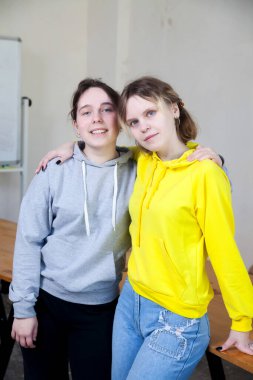 Işıl ışıl iç mekanlarda 14 yaşındaki iki ikiz kızın portresi.