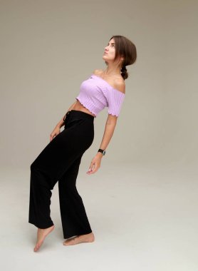 Siyah pantolonlu ve mor bluzlu güzel ince modelin portresi.. 