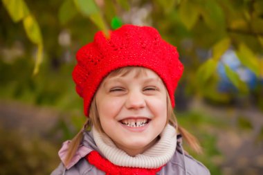  Sonbahar parkının arka planındaki kız