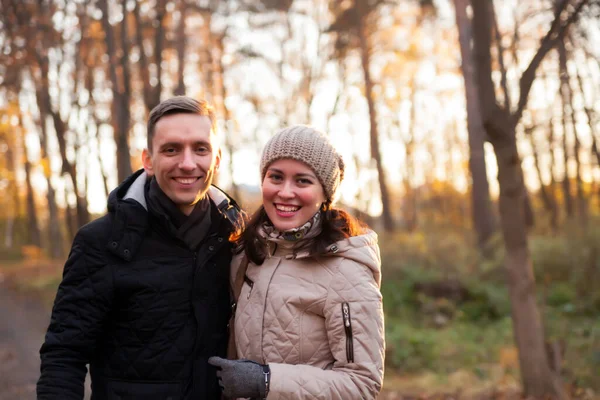 Retrato Mujer Hombre Pie Bosque Otoño —  Fotos de Stock