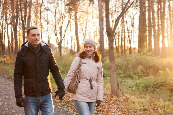 Chica Joven Con Chico Parque Otoño —  Fotos de Stock