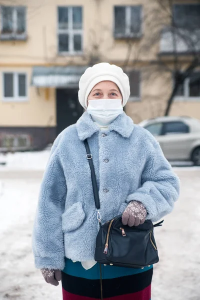 Портрет Пожилой Женщины Зимней Одежде Маске Инфекционных Заболеваниях — стоковое фото