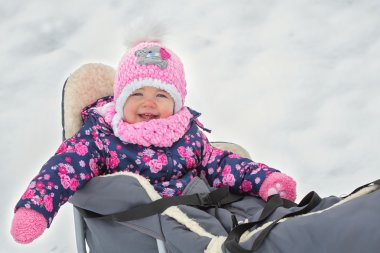 Onun kızak üzerinde oturan küçük küçük kız
