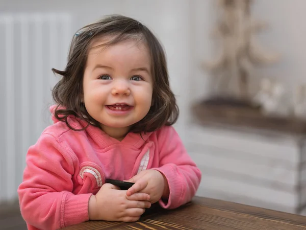 Kleine baby hartelijk lachen — Stockfoto