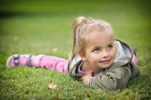 Park yerinde poz veren genç kız. — Stok fotoğraf