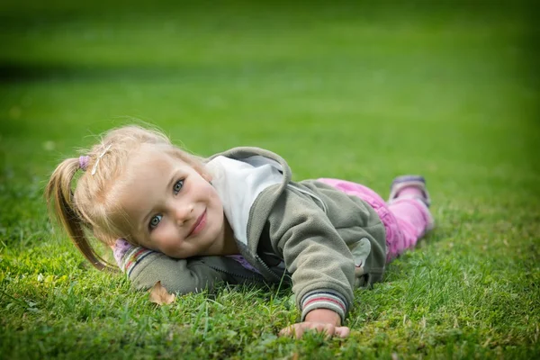 Ung flicka poserar i parken — Stockfoto