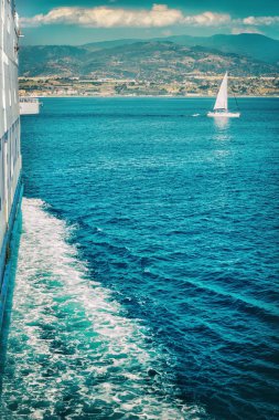 Messina şehri Sicilya sahil bakan gemi yan görünümden