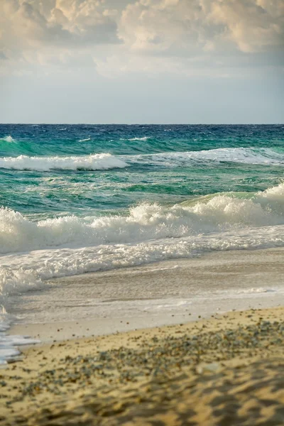 Seashore and relatively high waves — Stock Photo, Image