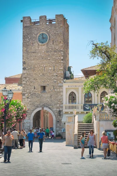 Taormina, Itálie - červenec, 2, 2015: Turisté pěšky blízko věže s hodinami v Taormina, Sicílie — Stock fotografie