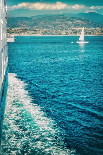Вид со стороны корабля с видом на побережье Сицилии, город Мессина — стоковое фото