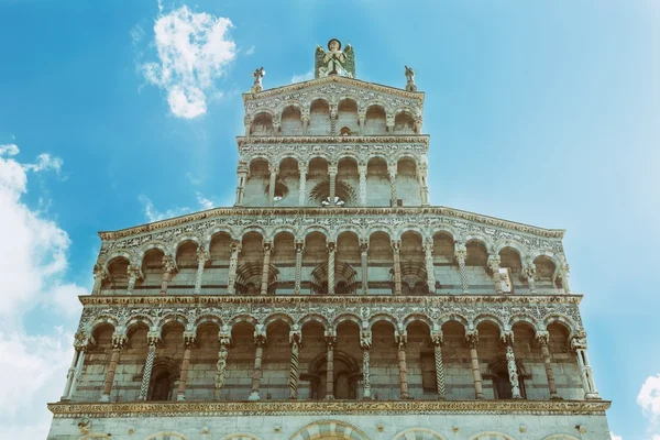 Kilátás a középkori katedrális San Michele. Lucca, Toszkána, Olaszország. — Stock Fotó