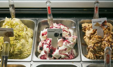 Lezzetli dondurmalar pencere alışveriş altında çeşitli 