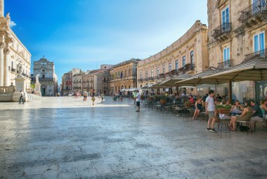 Sıcak bir gün batımı ışık Piazza del Duomo, Syracuse üzerinde büyük bir baskı için panoramik görünümü