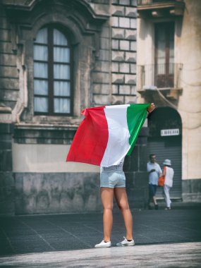 Kız holding İtalyan bayrağı