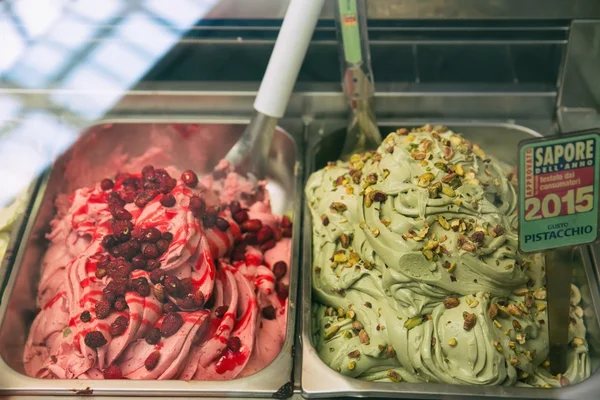 Variedade de sorvetes deliciosos sob janela de compras — Fotografia de Stock