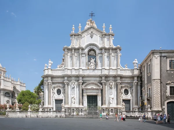 Piazza del Duomo in Catania with Cathedral of Santa Agatha in Catania in Sicily, Italy — Stock Photo, Image