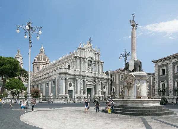 Piazza del Duomo en Catania con Catedral de Santa Agatha en Catania en Sicilia, Italia — Foto de Stock