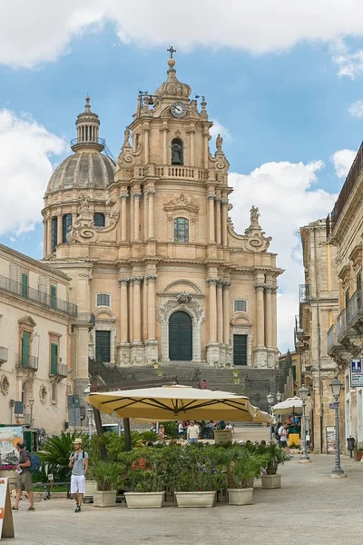 Duomo di San Giorgio, una plaza con una iglesia de San Jorge en Ragusa, Sicilia Italia —  Fotos de Stock