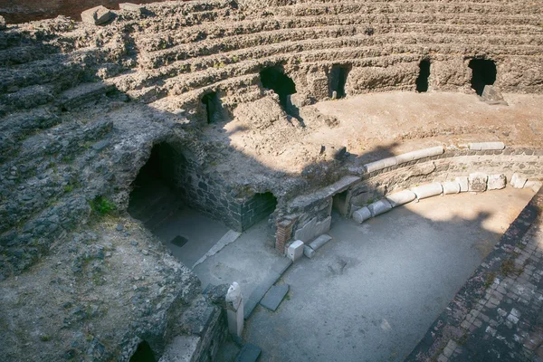 Überreste des römischen Amphitheaters im historischen Zentrum von Catania, Sizilien, Italien — Stockfoto