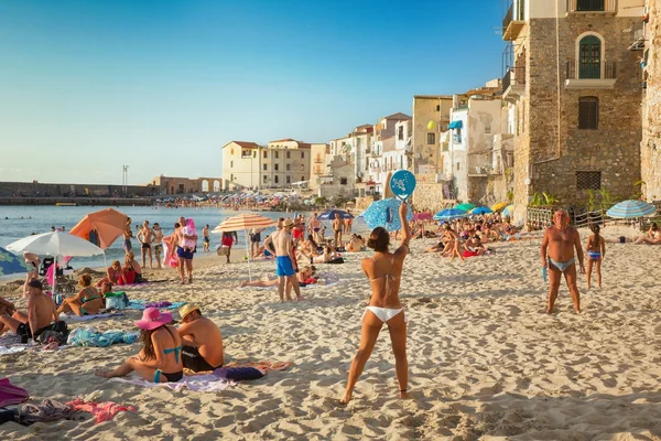 Unidentified people on sandy beach in Cefalu, Sicily, Italy — Stock Photo, Image