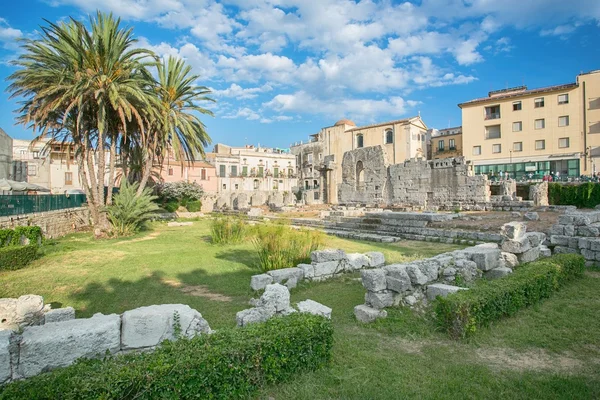 Ruins of the ancient greek doric temple of Apollo in Siracusa — Stock Photo, Image