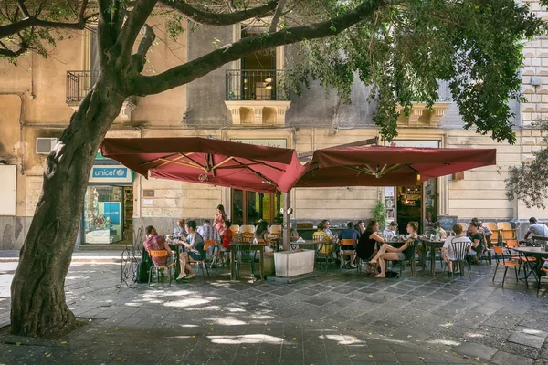 Persone sedute sul ristorante all'aperto — Foto Stock