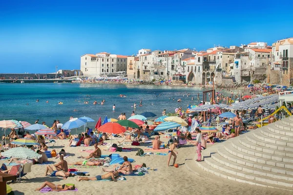 Persone non identificate sulla spiaggia sabbiosa di Cefalu, Sicilia, Italia — Foto Stock