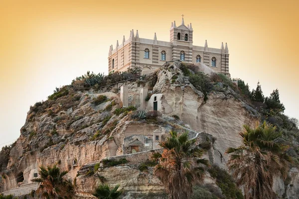 Jižní Itálie, oblast Kalábrie, kostel města tropea — Stock fotografie