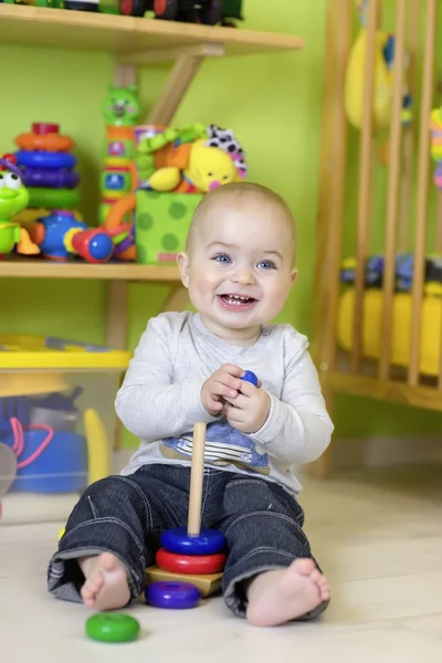 Llittle pojke spelar i hans rum — Stockfoto