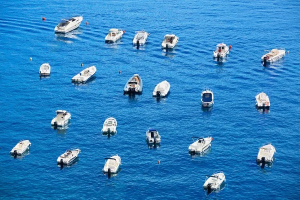 Pequenos barcos no porto — Fotografia de Stock