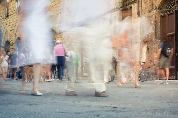 Mensen menigte abstracte vervagen terwijl het lopen — Stockfoto