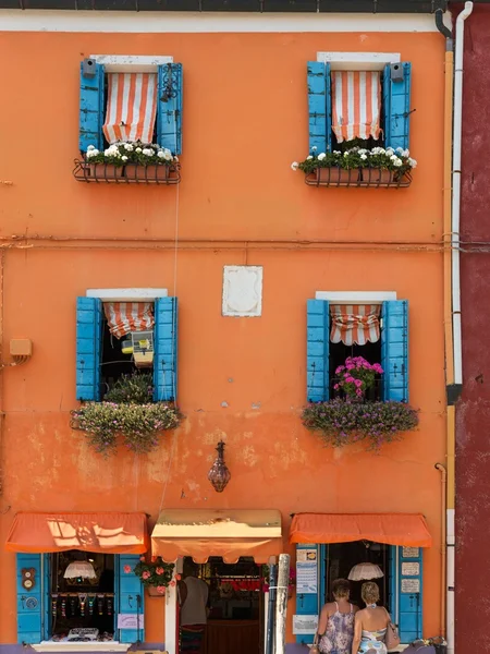 Färgglada hus tagna på Burano ön, Venedig, Italien — Stockfoto