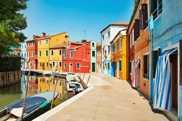 Casas de colores junto al canal de agua en la isla de Burano cerca de Venecia, Italia — Foto de Stock