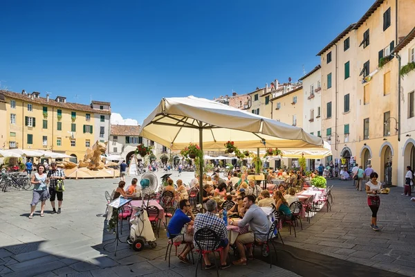 Panorama över Piazza Dell Anfiteatro, Lucca, Toscana, Italien — Stockfoto