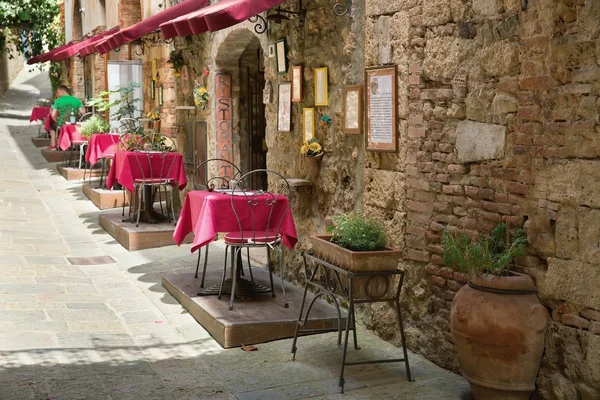 Typical sidewalk restaurant scene in Tuscany — Stock Photo, Image