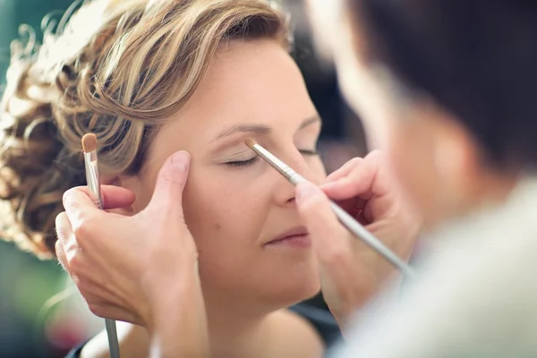 Vrouw op cosmetica — Stockfoto