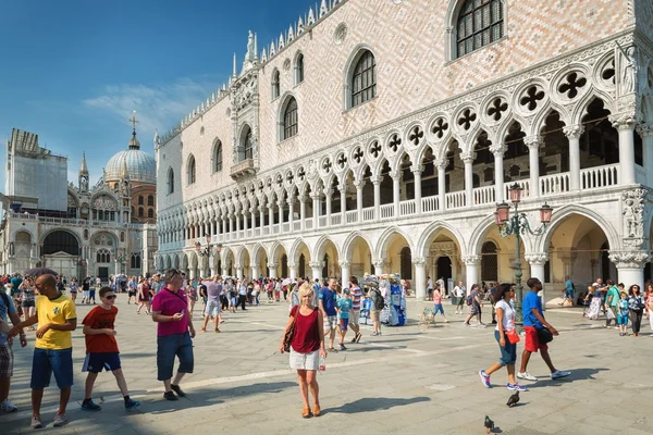 Turisté na náměstí svatého Marka v Benátkách, Itálie — Stock fotografie