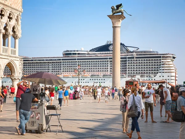 Tourists at St. Mark's Square in Venice, and cruise ship MSC Preziosa — Stock Photo, Image