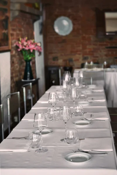 Witte tabel met serviesgoed en een schoon interieur — Stockfoto