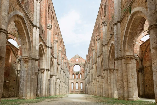 Староготическое аббатство - аббатство Сан-Галгано, Тоскана, Италия — стоковое фото