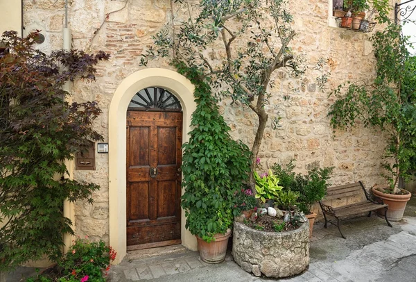 Старая дверь в городе Тоскана, Италия — стоковое фото