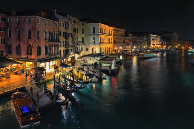 Venedik Rialto Köprüsü'nden gece görünümü