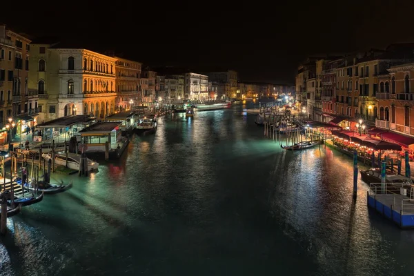 Vista nocturna de Venecia desde el Puente de Rialto — Foto de Stock