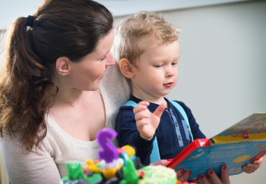 Anne ve oğul birlikte oynama