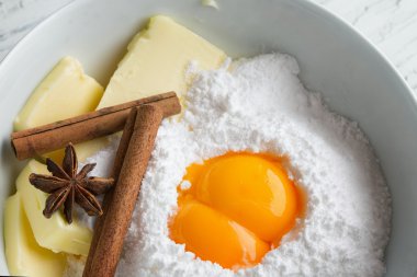 Yumurta, un ve tereyağı yakın çekim ahşap tabl